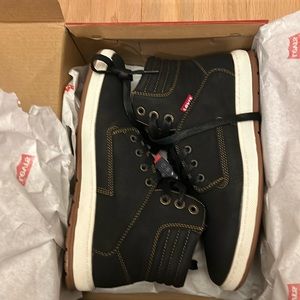 Men’s Levi’s black boots with tan soles size 9